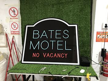 Brighten Up Your Space: Bates Motel No Vacancy UV Print LED Neon Sign - Perfect for Bars, Themed Parties, and Retro Home Decor.