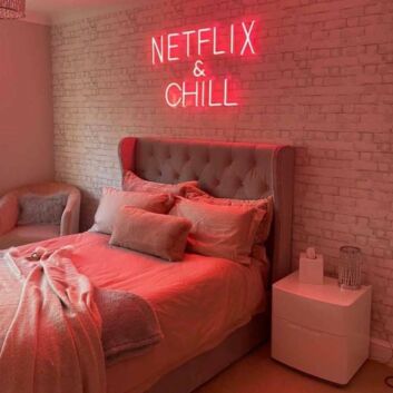 Netflix &amp; Chill&#39; Neon Sign