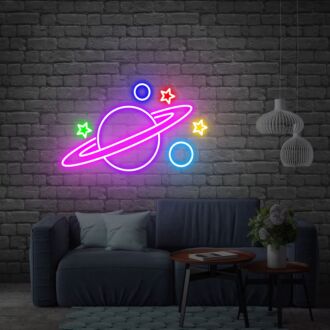 Erhellen Sie das weltraumbezogene Zimmer Ihres Kindes oder die nächste weltrauminspirierte Party mit dem Neonzeichen „Planet Saturn UFO LED“ – perfekt für Schlafzimmerwanddekorationen und kinderfreundliche Events.