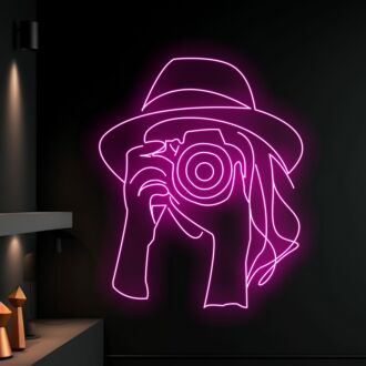 Erhellen Sie Ihren Raum: Cowgirl, die ein Foto macht, LED-Neonschild - Perfekt für Heimdekoration, Büroatmosphäre oder um Ihrem Bar oder Geschäft ein westliches Flair zu verleihen.