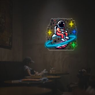 Verschönern Sie Ihren Raum mit Astronauten, die auf dem Planeten LED-Neon-Acrylkunstwerk sitzen – perfekt für die Heimdekoration, trendige Büroeinrichtungen und Bars im Sci-Fi-Stil.
