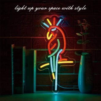 Beleuchten Sie Ihre Bauernhausküche oder Ihre Bar im Landhausstil mit dem bunten Neonzeichen in Hahnform.