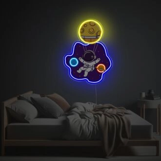Erheben Sie Ihren Raum: Astronaut, der einen Mondballon trägt LED-Neon-Acrylkunstwerk für schicke Wohnkultur, coole Büroatmosphäre und einzigartige Ladenauslagen.