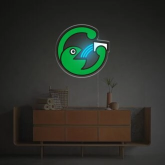 Verschönern Sie Ihre Bar oder Ihren Wohnraum mit dem Green Guy Drinking Water LED Neon Acrylkunstwerk für eine einzigartige Note.