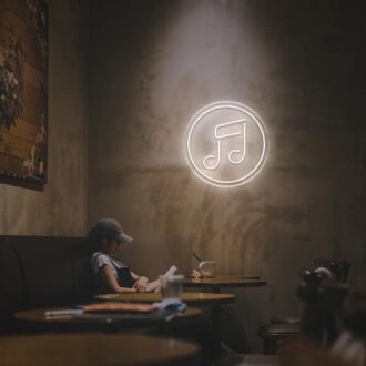 Schaffen Sie die perfekte Atmosphäre in Ihrem Zuhause, Büro oder bei Musikveranstaltungen mit dem LED-Neonschild Musiksymbol mit Kreis.