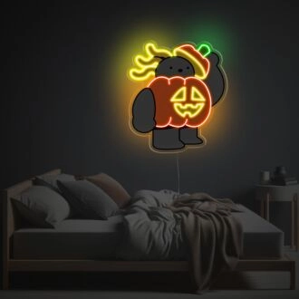 Schwarzbär trägt Kürbis-LED-Neon-Acrylkunstwerk.