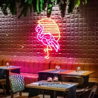 Flamingo und Sonnenuntergangs-Neonschild.