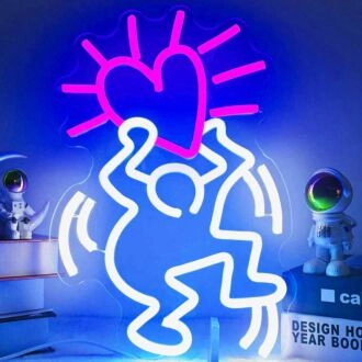 Einzelne abstrakte Figur, die ein Herz-Neonlicht hält.