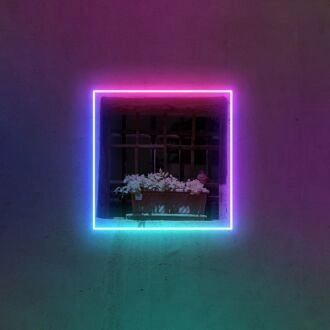 Quadratische Vierfarben-Neonschild für moderne und farbenfrohe Dekoration.