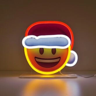 Der leuchtende Santa-Emoji-Schriftzug bringt festliche Stimmung in die Weihnachtsdekoration.