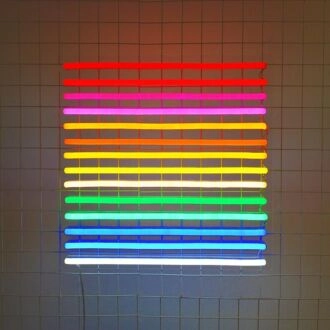 Regenbogenfarben Spiel Neonzeichen erhellt Kinderzimmer mit Laune.