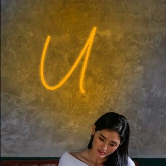 Neonschild Buchstabe U für personalisierte Dekoration.