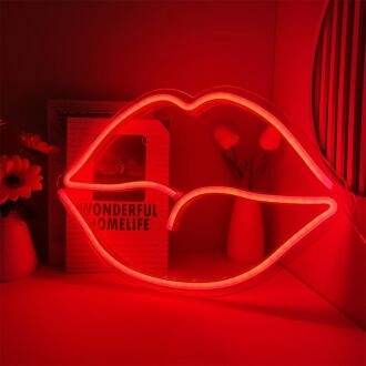 Beleuchten Sie Ihr Schlafzimmer, Büro oder Glam-Event mit einem LED-Neonlicht in Form von Lippen auf einer Rückplatte.