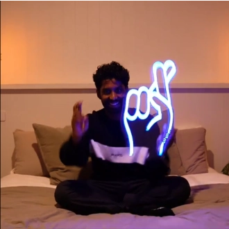 Fingers crossed neon sign