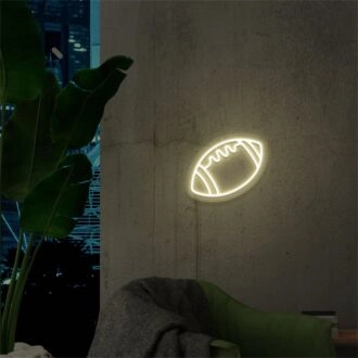 Heben Sie die Stimmung in Ihrem Spielzimmer, Männerhöhle oder Ihrer Sportbar mit dem Football-LED-Neonschild Sketch and Etch Us.