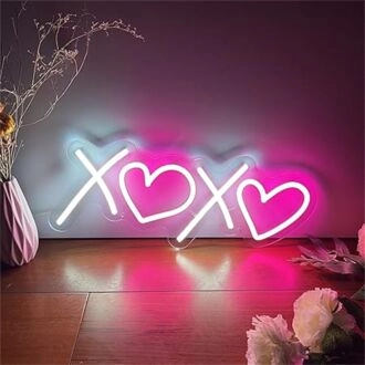 Verschönern Sie Ihr Schlafzimmer, Ihre Bar oder Ihre Hochzeitszeremonie mit dem ästhetischen "Bedroom Xoxo With Heart" LED-Neonschild.
