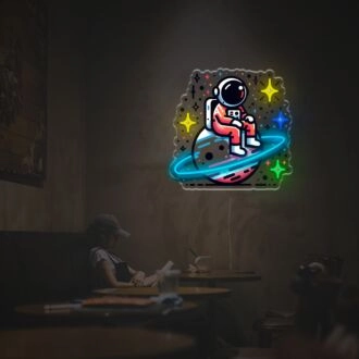 Verschönern Sie Ihren Raum mit Astronauten, die auf dem Planeten LED-Neon-Acrylkunstwerk sitzen – perfekt für die Heimdekoration, trendige Büroeinrichtungen und Bars im Sci-Fi-Stil.
