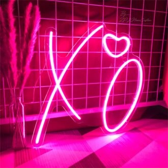 Verschönern Sie Ihre Liebesgeschichte: Perfekt für Hochzeiten, Verlobungen und romantische Wohnkultur mit X O Heart LED Neon Schild.