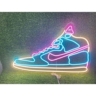 Beleuchten Sie Ihre Bar, Ihr Schaufenster oder die Partystimmung mit dem LED Cool Shoes Neon Schild.