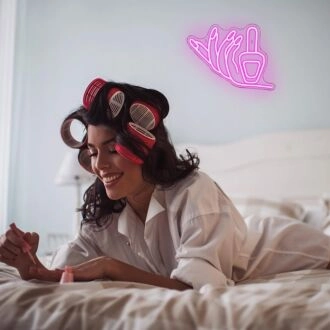 Verschönern Sie Ihren Schönheitssalon oder Ihre heimische Schminkecke mit dem neonrosafarbenen Nagellack-Flasche Haltende Hände Zeichen.