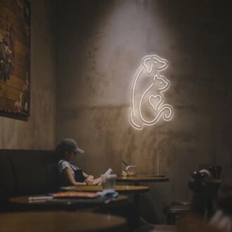 Intimierter Hund und Katze mit Herz-LED-Neonschild