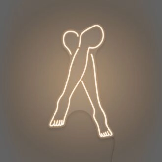 Überkreuzte Beine Neon Elegante und Entspannte Haltung