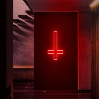 Ausgefallenes Neon-Schild mit umgedrehtem Kreuz für einzigartige Dekoration.