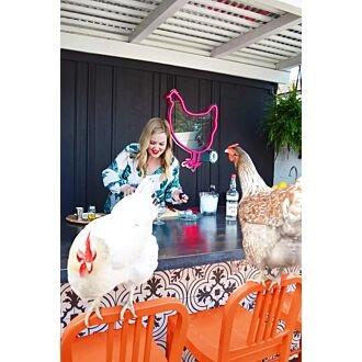 Das Neonschild "Huhn" verleiht der Küchendekoration rustikalen Charme.