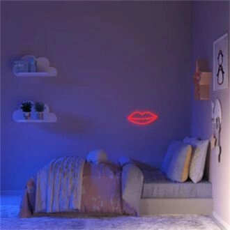 Bringen Sie Ihr Schlafzimmer, Ihre Bar oder Ihren Schönheitssalon mit dem lebhaften LED-Neonschild „Kissy Lips“ zum Strahlen.