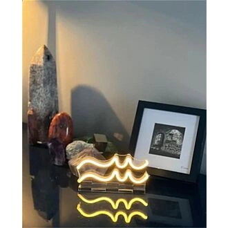 Beleuchten Sie die Atmosphäre in Ihrer Bar, zu Hause und im Büro mit dem Wave Line LED Neonschild.